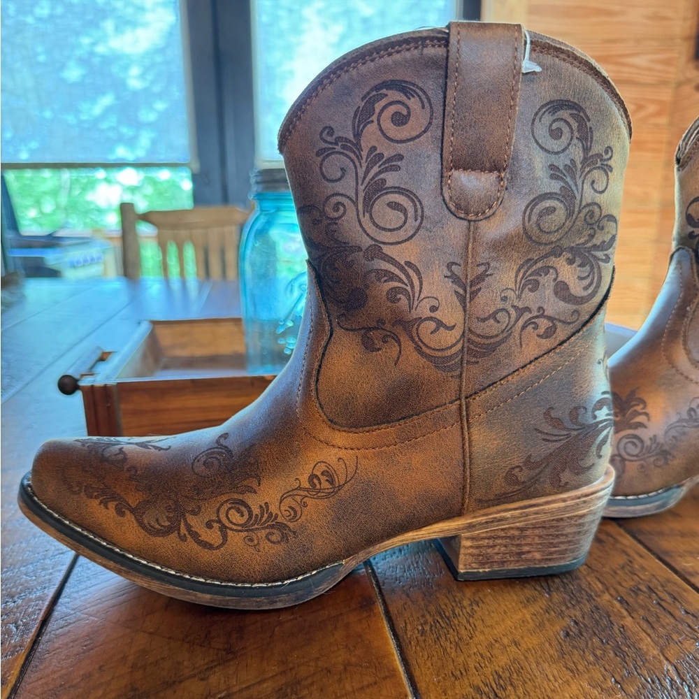 Roper Short Stuff Womens Brown Zip Western Boots Size 7.5 
Snip Toe Cowgirl